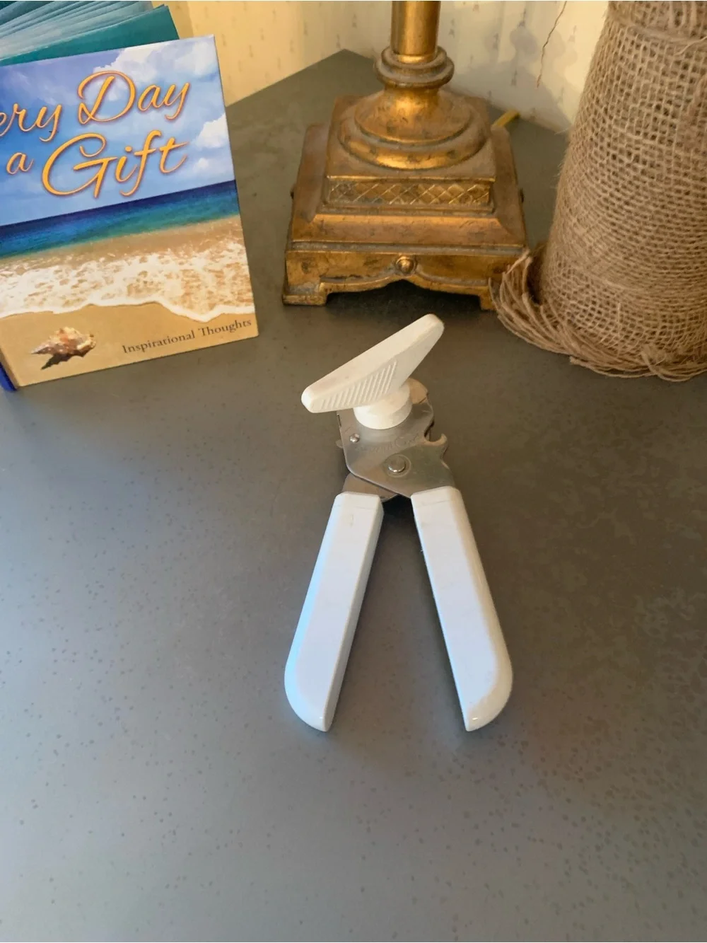 The Pampered Chef safety smooth edge, manual WHITE and SILVER can opener.